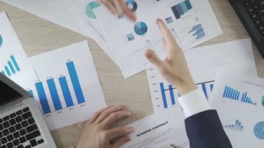 Çalışma alanı, başarılı anlaşma, üstten görünüm video el sıkışan iş ortakları