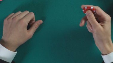 Poker tutan takım elbiseli zengin adam elinde, floş royal kombinasyonu, üstten görünüm fişleri