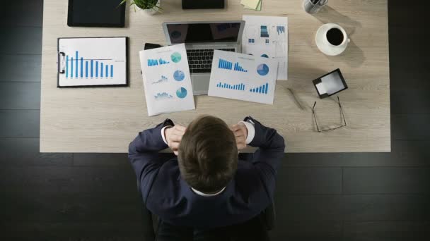 Escritório gerente sentado na mesa e agarrando a cabeça em desespero, desesperança — Vídeo de Stock