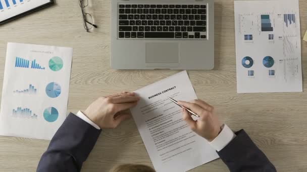 Hombre en traje clásico lectura y firma de contrato de negocios, trabajo de oficina, trato — Vídeos de Stock