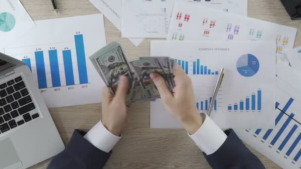 Suborno no trabalho, empresário contando e dando dólares para o trabalhador, vista superior — Vídeo de Stock