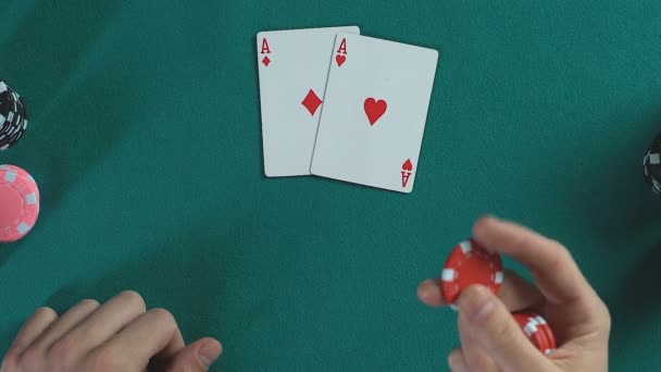 Mannens hand hålla pokermarker, par ess kort, man tänker om bet — Stockvideo