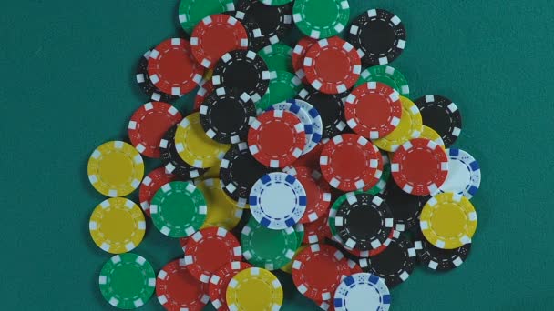 Счастливый игрок казино выигрывает приз и забирает все фишки, успех и удачу — стоковое видео