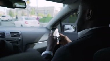Afro-Amerikan işadamı toplantı için mi soru telefon üzerinden seyir
