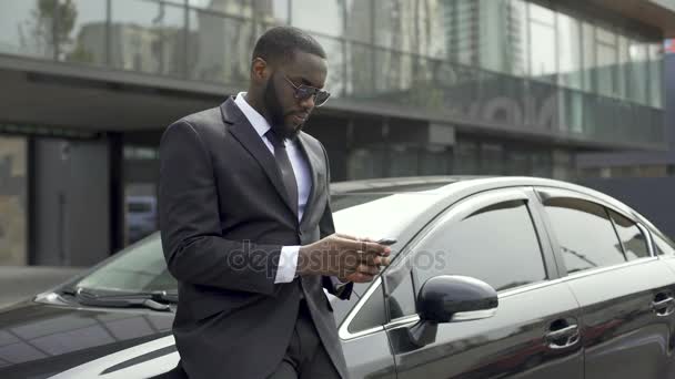 İş yapmak ofis binası yakınındaki ortakları için bekleyen zengin Afro-Amerikan adam — Stok video