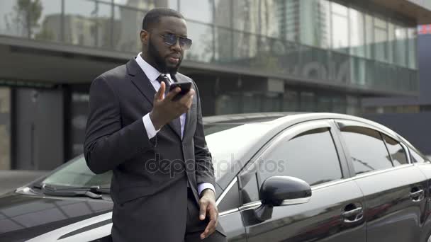 Hombre rico hablando por teléfono con sonrisa en la cara, novio feliz el día de la boda — Vídeos de Stock