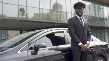 Afro-Amerikan taksi hizmeti sürücü bekliyor istemcisi lüks araba yakınındaki gülümseyen