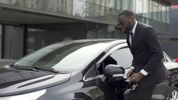 Pedantic and scrupulous man noticing dust on his car and coming into rage — Stock Video