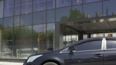 İşe yarayacak başarılı Bayan telaşsızca sokak, geçen pahalı takım elbise