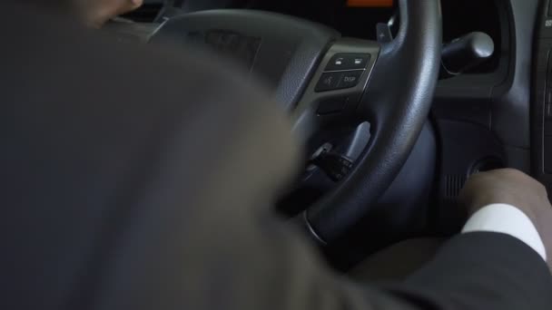 Руки успешного человека, запускающего машину, чтобы прогреть двигатель перед выходом на работу — стоковое видео