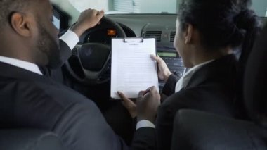 İşadamı aşık kolayca kadın spekülatör ile tehlikeli sözleşme imzalama