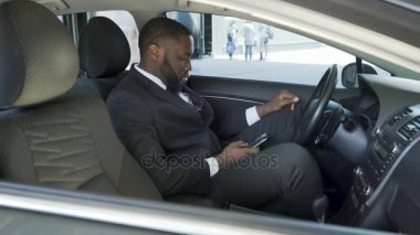 Konuklar uçak varış için bekleyen yakınındaki arabada oturan şoför Park