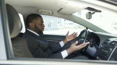 Afro-Amerikan adam arabayı başlatılamıyor çünkü Kızgın ve sinir elde