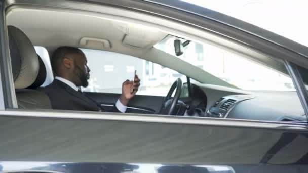 Личный водитель ждет своего босса, читает новости в социальных сетях — стоковое видео