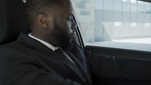 Розчарований і розчарований проблемами чоловік сидить в машині збентежений що робити — стокове відео