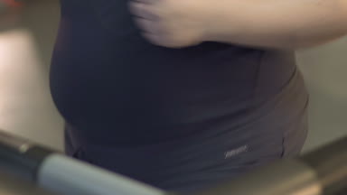 Kadın, spor salonunda koşu bandı üzerinde çalışan, kilo kaybetme, zayıflama ekstra ağırlık