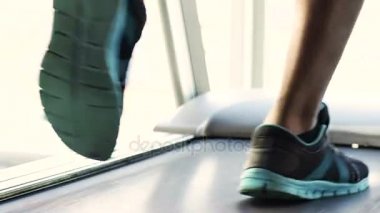 Genç adam spor salonunda koşu bandı üzerinde çalışan, zinde ve sağlıklı kalmak, kardiyo egzersiz