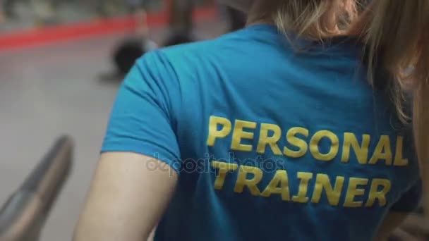 Entraîneur personnel encourageant son stagiaire dans la salle de gym, le travail d'équipe et la coopération, soutien — Video