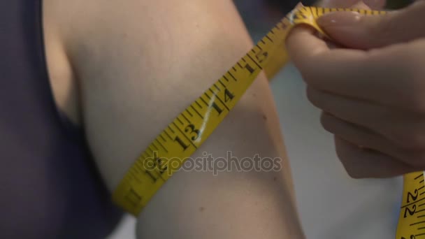 太りすぎの少女が彼女の腕を得る測定テープ、体格指標、食事を取って — ストック動画