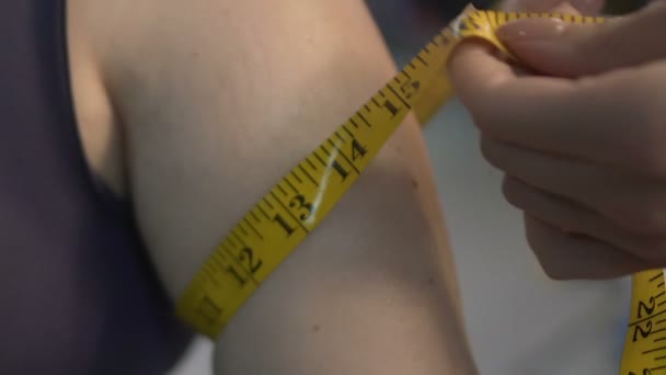 Överviktig tjej får hennes arm mätt med tejp, tar kroppen index, kost — Stockvideo