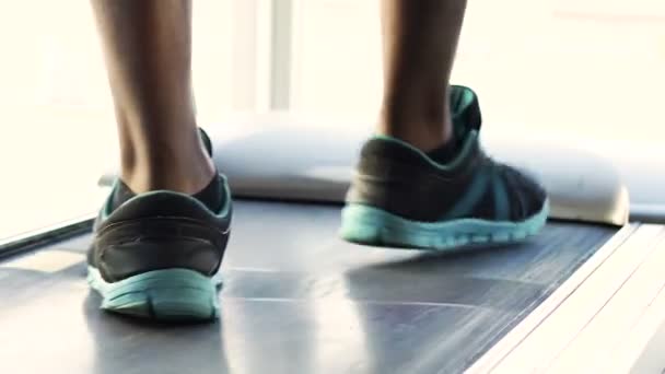 Muž pomalu chůze na běžeckém pásu, ochlazení po fyzické cvičení, zdraví — Stock video