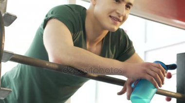 Şişe su ellerini, flört spor salonunda, konuşmayı uygun adam