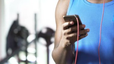 Ekran cep telefonu, kaydırma karışık ırk adam önce egzersiz müzik seçimi