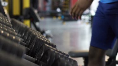Spor Salonu, fiziksel egzersiz, ağırlık kaldırma standından ağır dumbbells alarak erkek