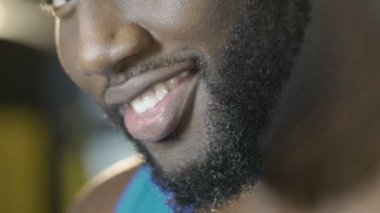 Amerikan güzel geniş gülümseme veren Afrika kamera, yüzüne kadar dönüm