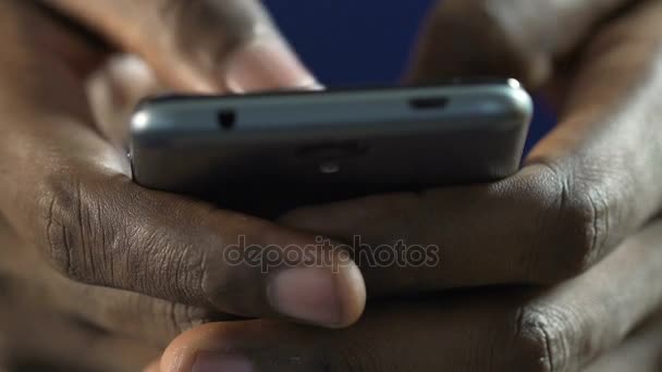 African American man snel bericht aan het typen op mobiele telefoon, in contact blijven — Stockvideo