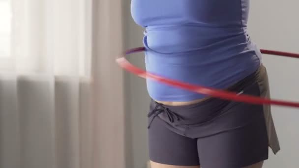 Mulher gorda hula hooping no ginásio, queima de gordura e musculação tonificação exercício, atividade — Vídeo de Stock