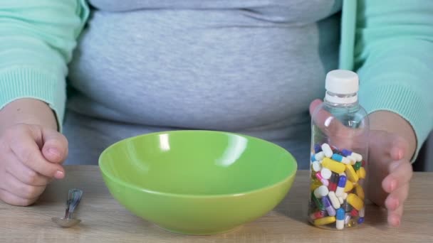 Mujer tomando frasco con pastillas y verterlas en un tazón, uso excesivo de medicamentos — Vídeos de Stock