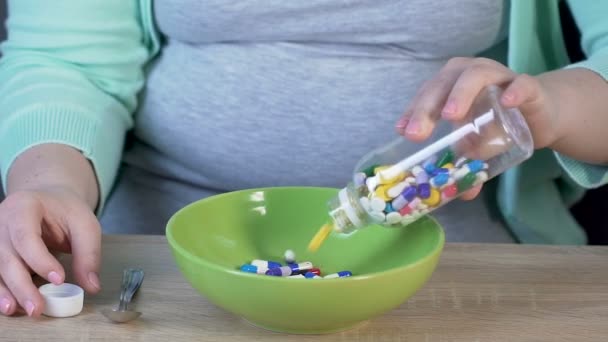 Overweight feminino colocando pílulas de garrafa de plástico na tigela, suplemento de emagrecimento — Vídeo de Stock