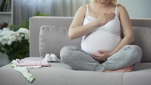 Полная материнских инстинктов женщина нежно касается своего любимого беременного животика — стоковое видео