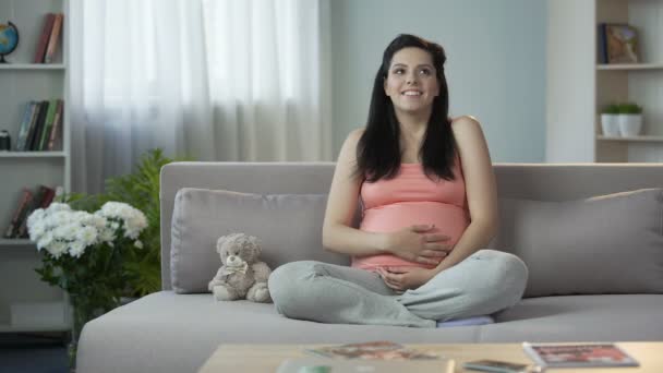 Натхненна вагітна леді погладжує животик, мріє про найближчий вигляд новонародженого — стокове відео