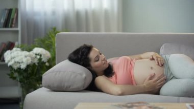 Gelecek genç anne karnı okşayarak ve önümüzdeki yeni doğan iletişim
