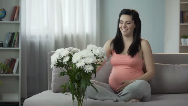 Vackra glad mamma på gott humör njuter mild lukt av fina vita blommor — Stockvideo