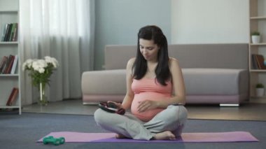 Gelecekteki bebeğim ninni için dinlemek icar, ihale hisleri gösterilen kadın