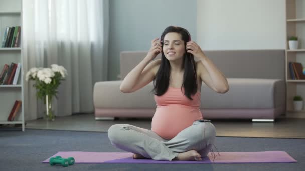 Budoucí matka nechala dítě poslouchat zvuky přírody, snil o dítě — Stock video