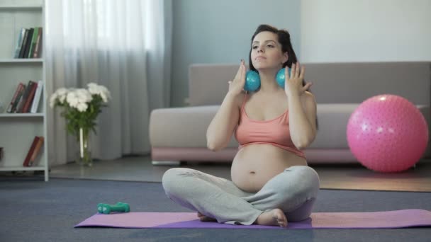 Mulher grávida feliz massageando seu corpo com bolas, curtindo a gravidez, relaxar — Vídeo de Stock