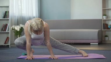 Hamile kadının iyi durumda kalmak isteyen hamile kadınlar için Yoga veren