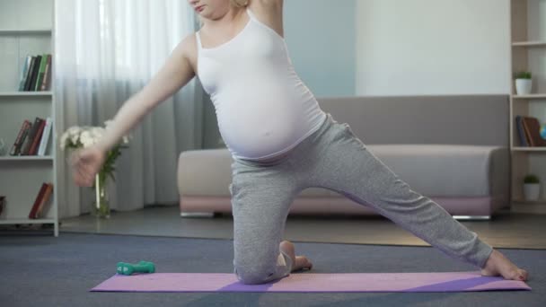Futura mamãe esticando seu corpo para ser fresco e flexível durante a gravidez — Vídeo de Stock