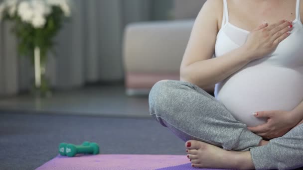 Dame mit Zärtlichkeit und Liebe, die mit ihrem zukünftigen Kind kommuniziert, das Bauch streichelt — Stockvideo
