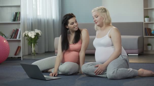 Las futuras mamás viendo en Internet diferentes opciones para la decoración de habitaciones para niños — Vídeo de stock