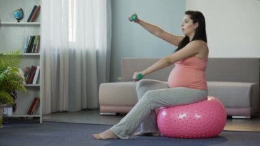 Hamile kadın yaşam aktif lifestyle pompalama kasları egzersizleri yapıyor,