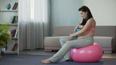 Masaj yaparken kız ile özel fitness topları yardımıyla içinde Bebek göbek