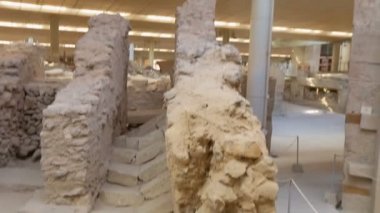 Akrotiri volkanik küllerden kazılan Santorini üzerinde evde kalıntıları panorama