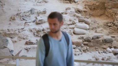 Akrotiri yerleşim koruma site kalır karşı dolaşan genç adam