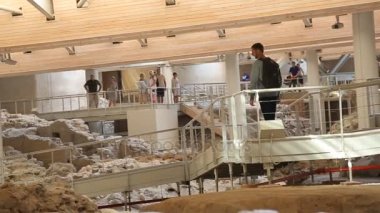 Pasajlar Akrotiri yerleşim kalıntıları üzerinde Santorini üzerinde yürüme ziyaretçi