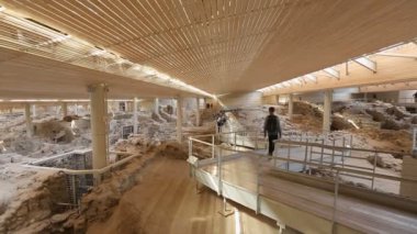Santorini ziyaretçiler için Akrotiri yerleşmesi geçit ile sitenin kazı